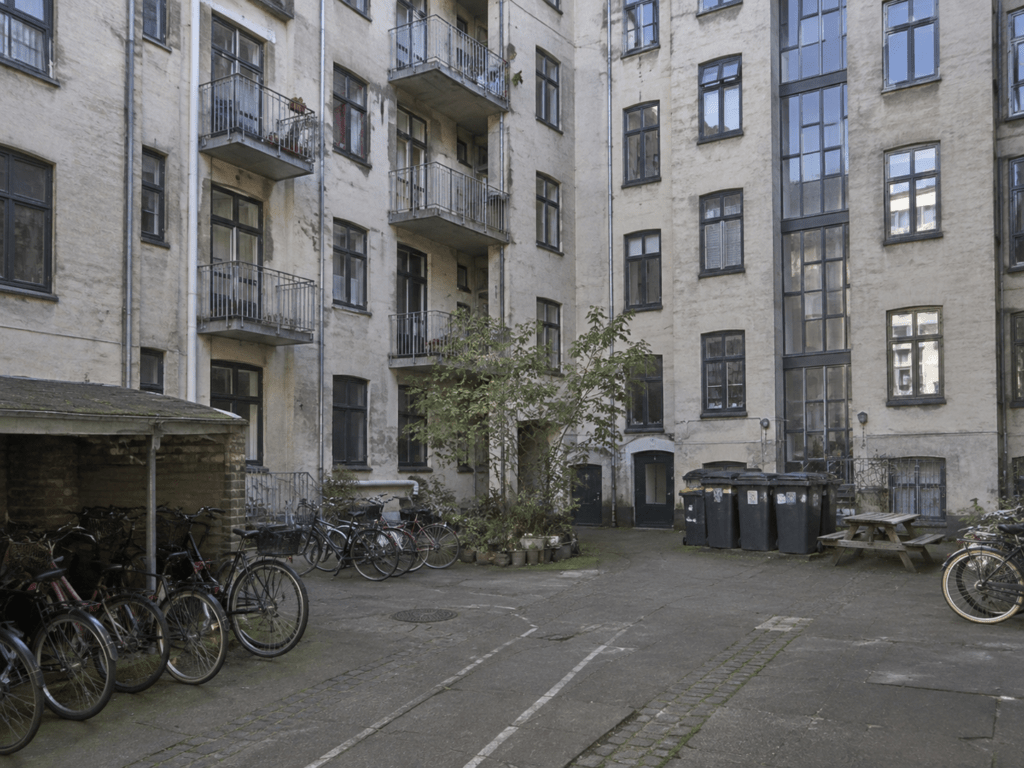 Klassisk opgang og port i ældre etageejendom i København NV