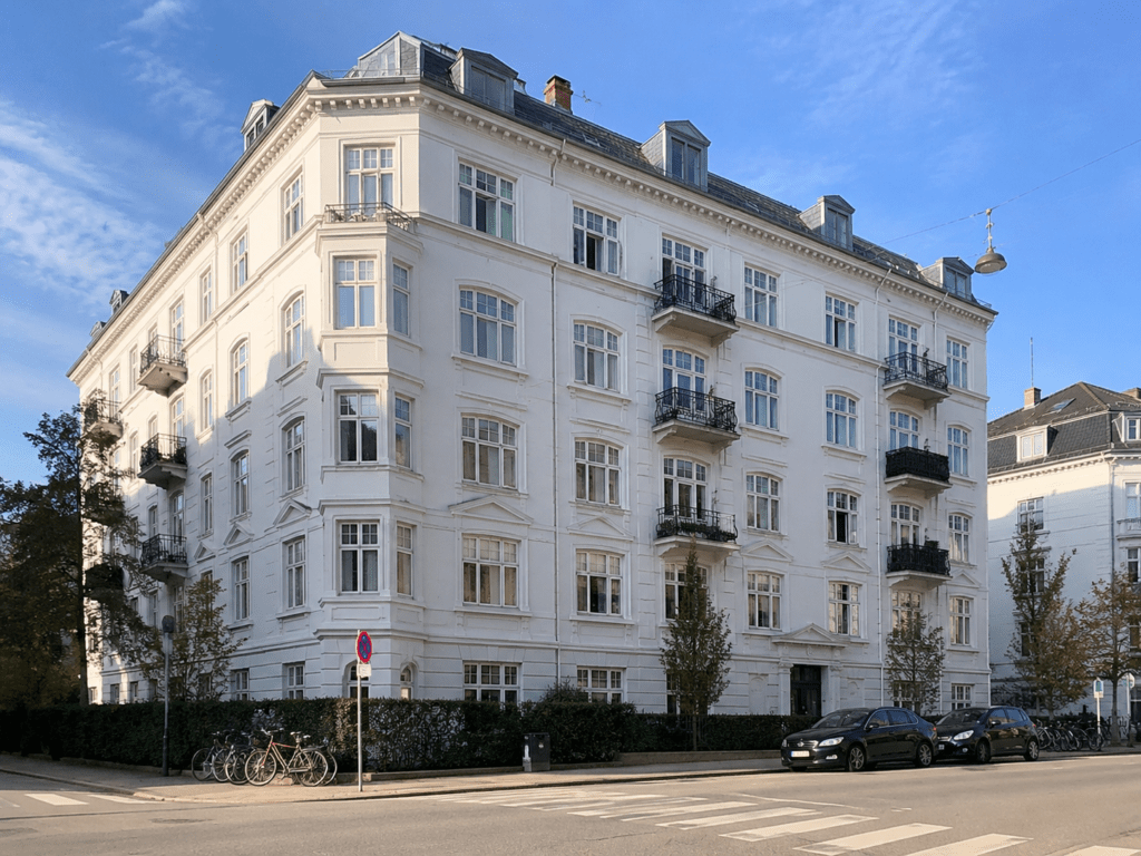 Rolig villavej i Hellerup med store villaer, grønne haver og private indkørsler