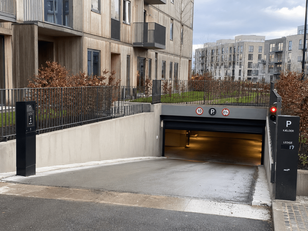 Klinik eller mindre kontor i København SV med facade og indgang fra gaden