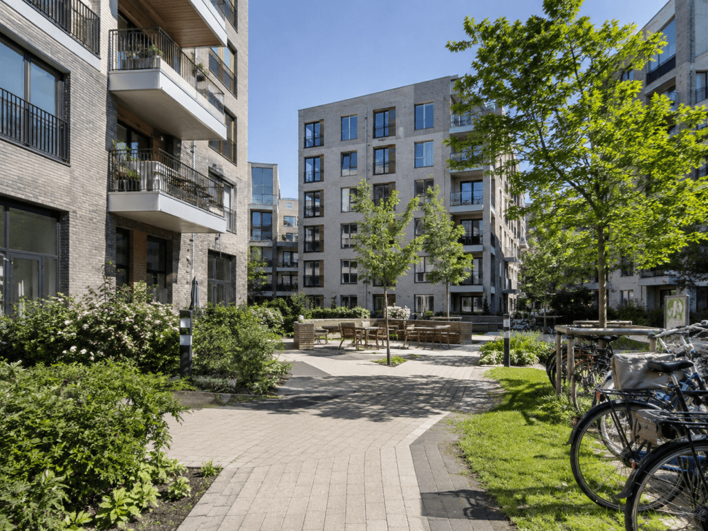 Mozarts Plads i København SV med byliv, boliger og lokalt handelsmiljø
