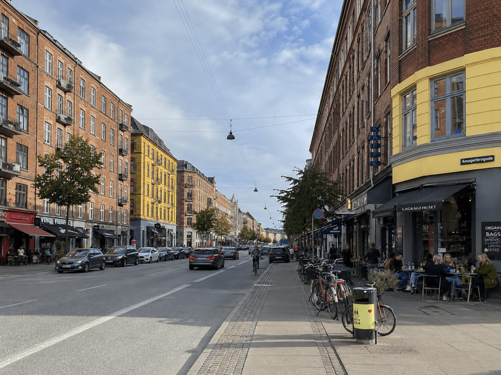 Klassisk opgang i ældre etageejendom i København S med trapper og hoveddør