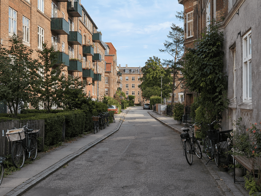 Baggård i København SV med cykler, gårdmiljø og etageejendomme