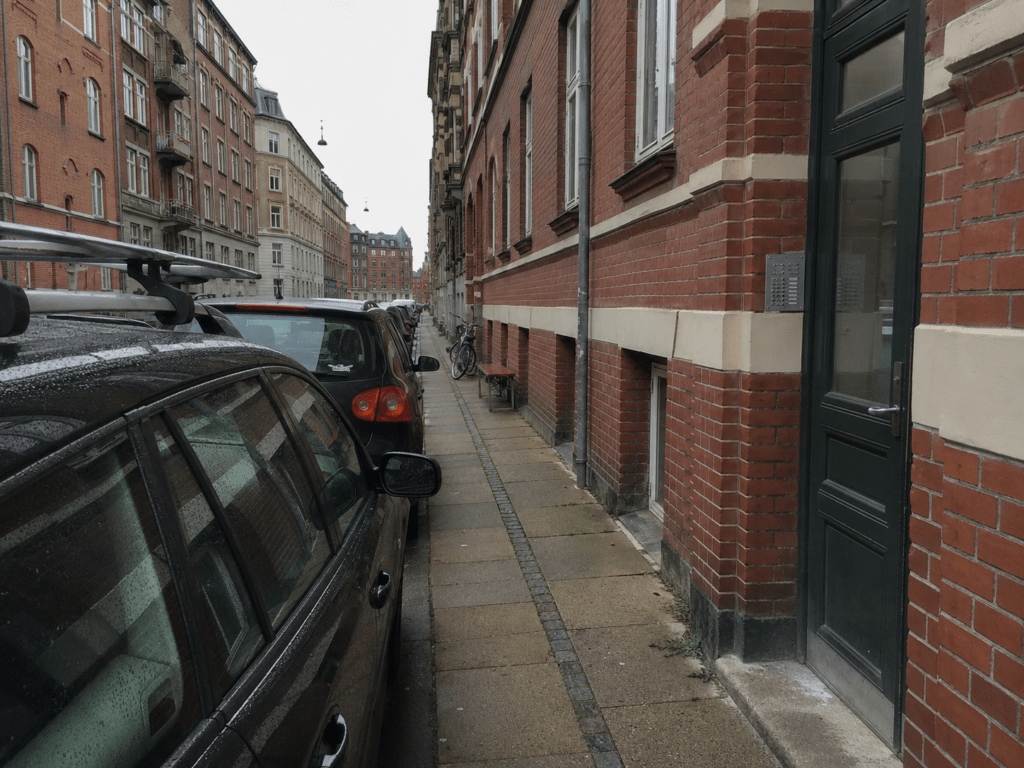 Amager Strandvej i København S med boliger, vej, parkering og grønne omgivelser