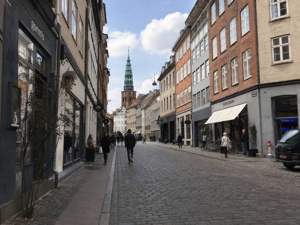 Strøget i København K med butikker, klassiske facader og tæt byliv