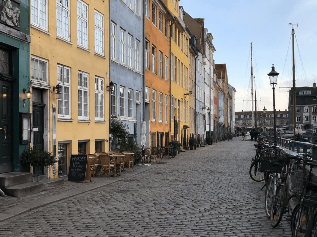 Nyhavn i København K med farverige facader, kanal og tæt byliv