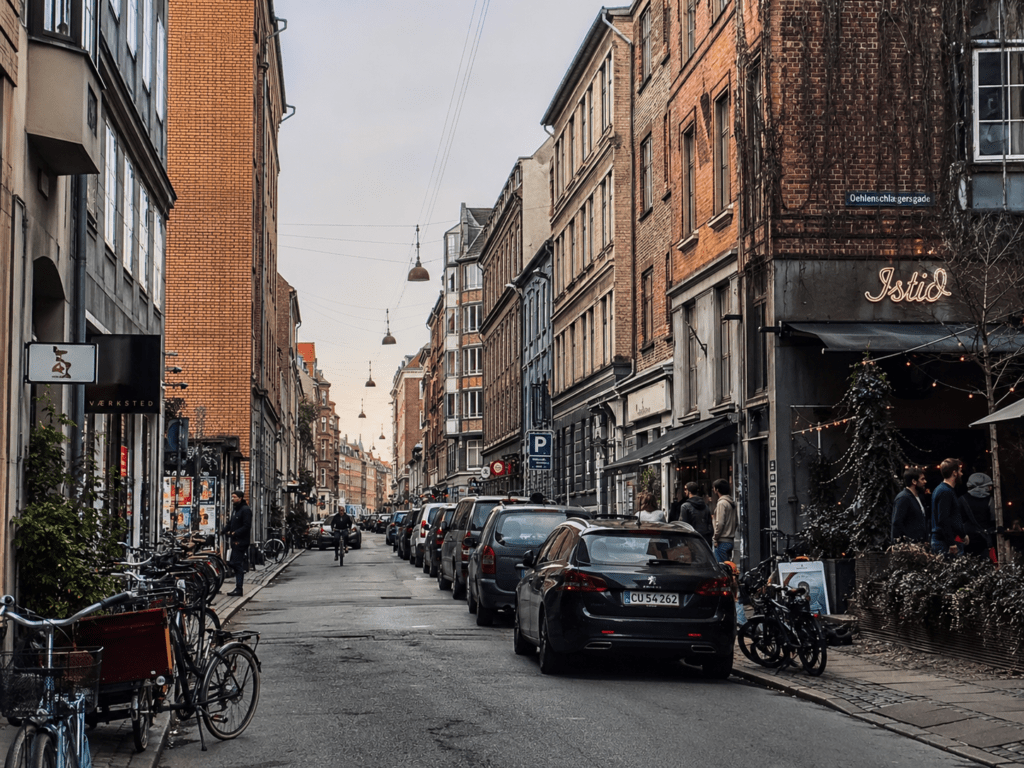 Enghavevej i København V med trafik, etageejendomme, butikker og parkerede biler