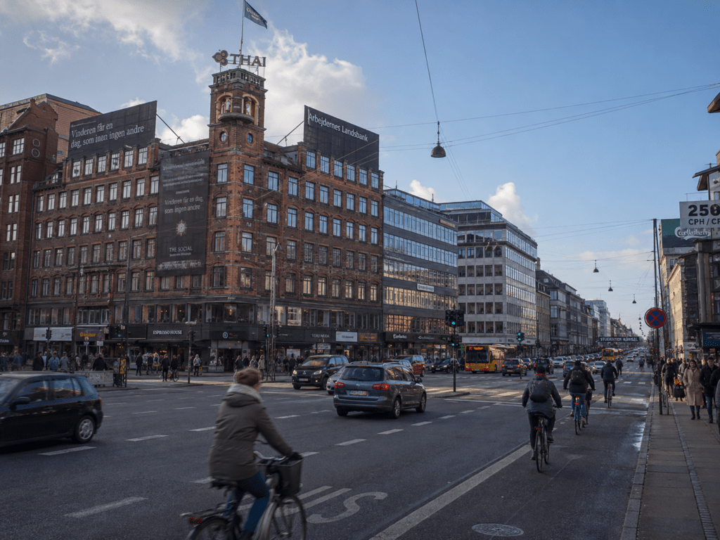 Istedgade på Vesterbro med butikker, caféer, klassiske ejendomme og lokalt byliv