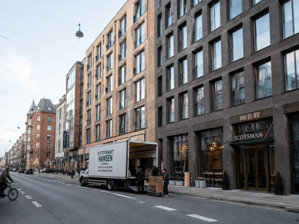 Smal sidegade på Vesterbro med parkerede biler, cykler og klassiske etageejendomme