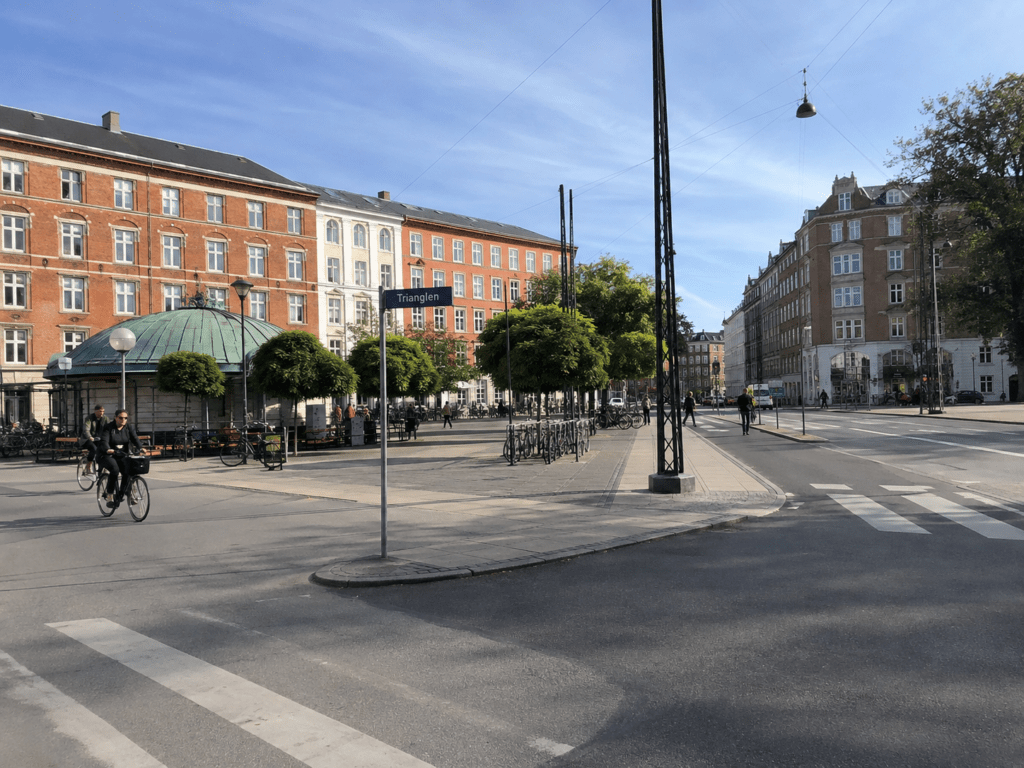Trianglen på Østerbro med trafik, cykler, etageejendomme og lokalt byliv