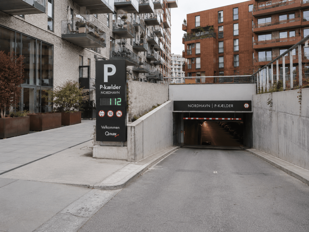 Strandboulevarden i København Ø med brede veje, etageejendomme, træer og parkering