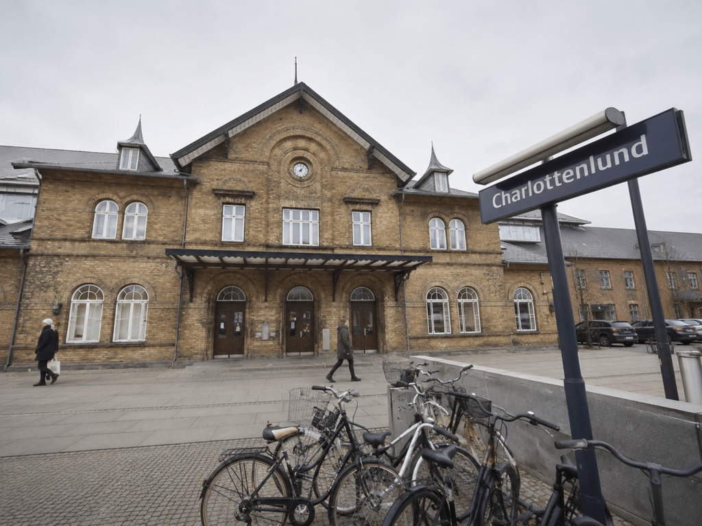 Charlottenlund Station og området omkring med boliger, vej og lokalt bymiljø