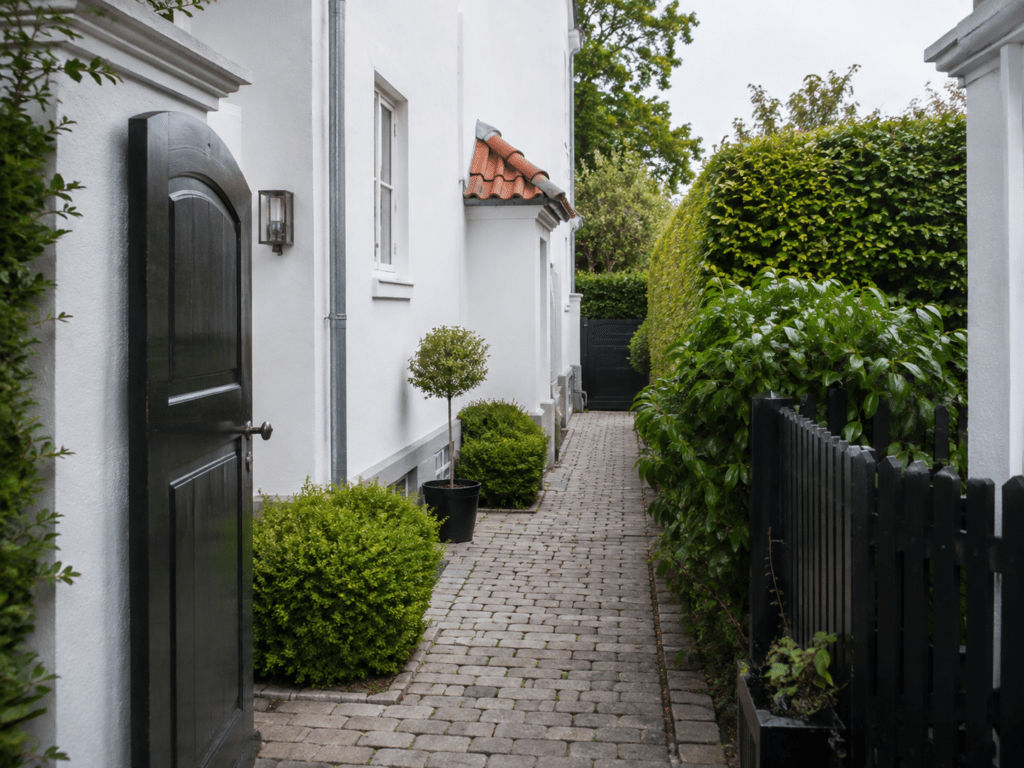 Havegang langs villa i Charlottenlund med adgang til bolig og have