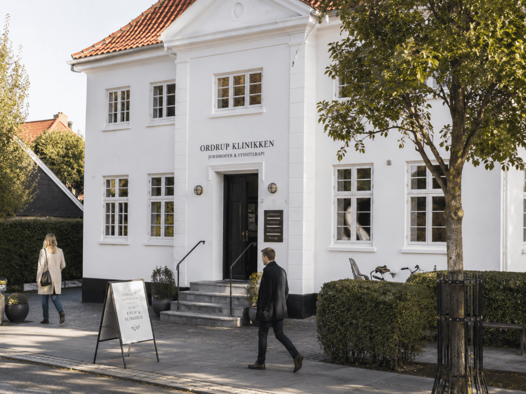 Elegant lejlighedsejendom i Charlottenlund med klassisk facade og boliger
