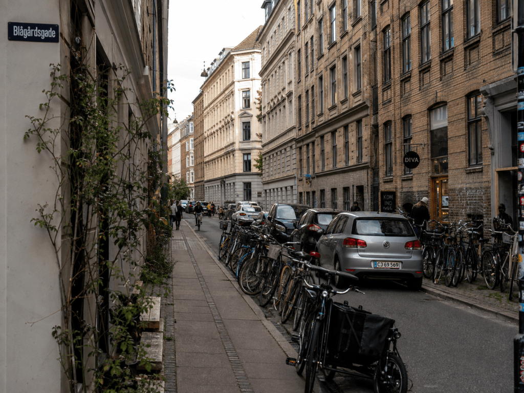 Stefansgade på Nørrebro med caféer, cykler, klassiske bygninger og lokalt byliv