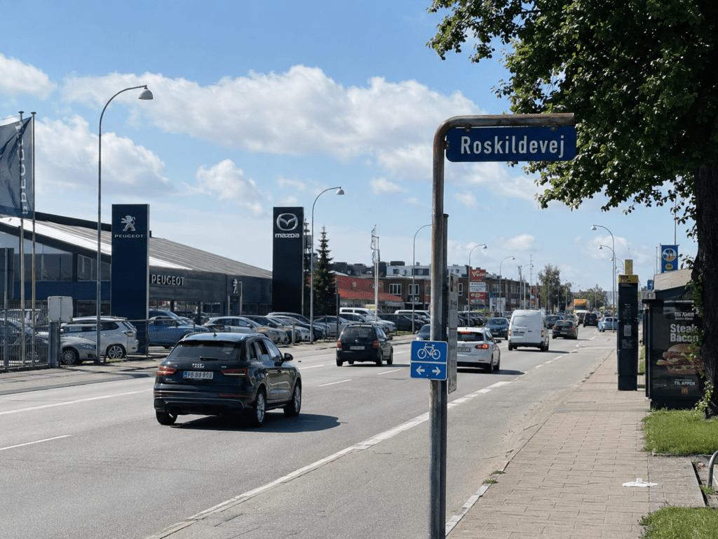 Roskildevej i Rødovre med trafik, butikker, erhverv og boligbyggeri