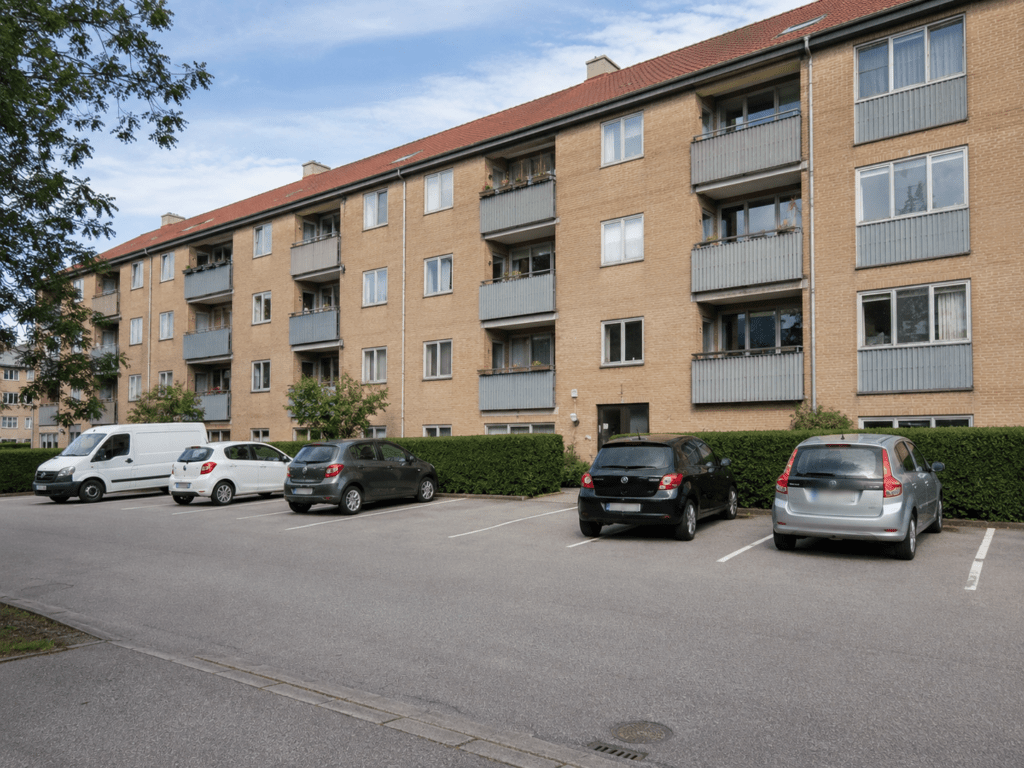 Boligforening i Rødovre med etageboliger, fælles parkeringsplads og grønne områder