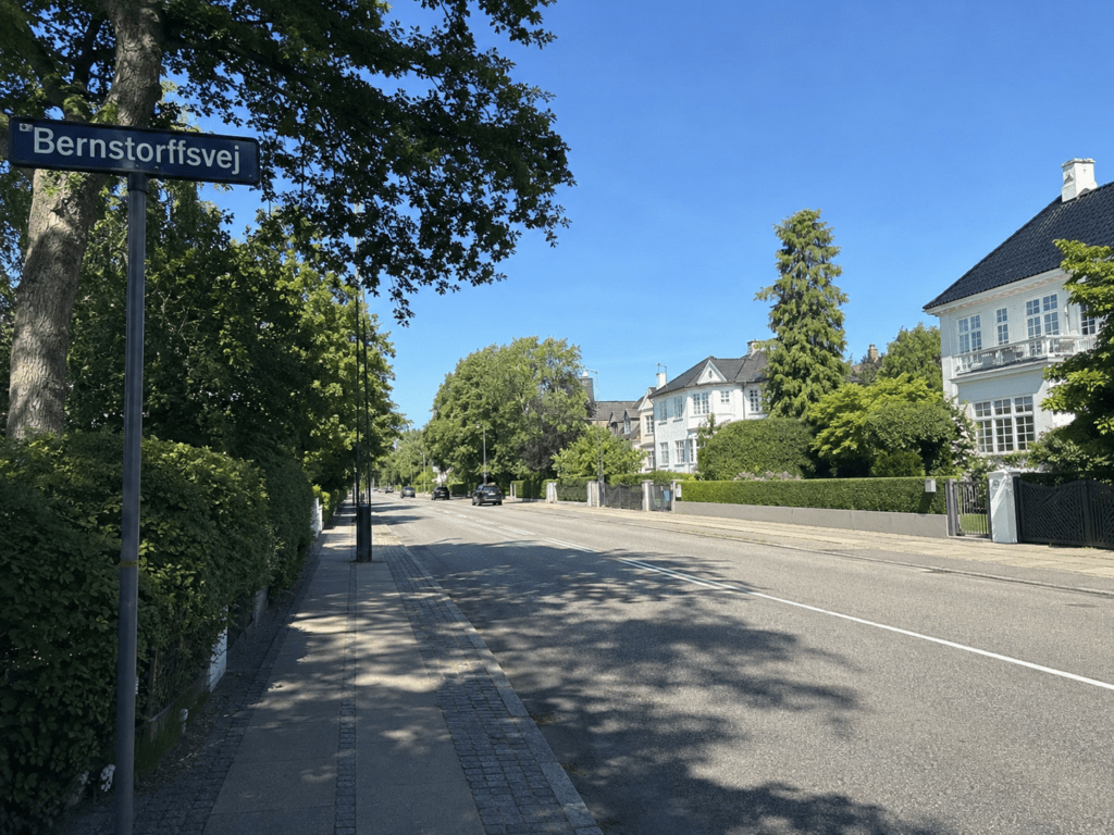 Bernstorffsvej i Gentofte med pæne boliger, grønne omgivelser og bred vej
