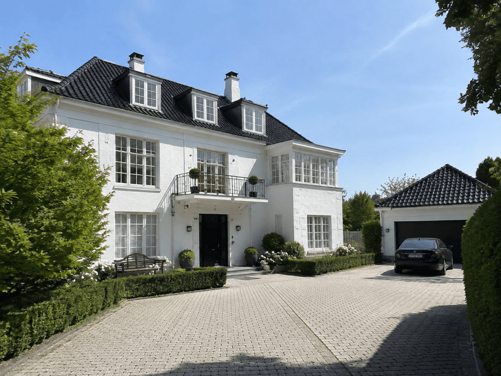 Stor bolig i Gentofte med garage, privat indkørsel og grøn have
