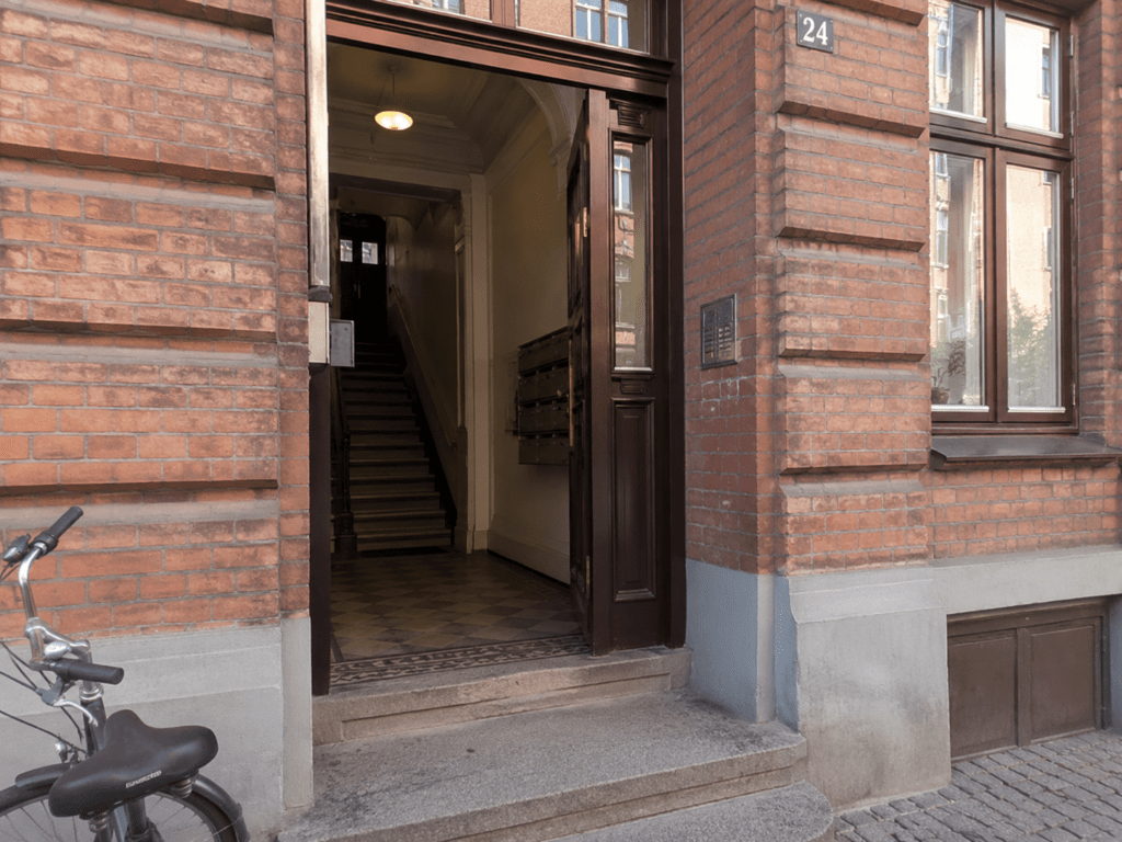 Klassisk opgang og port i ældre etageejendom på Frederiksberg