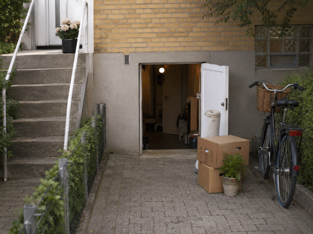 Bolig i Hvidovre med garage, kælderadgang og flyttekasser ved indgangen