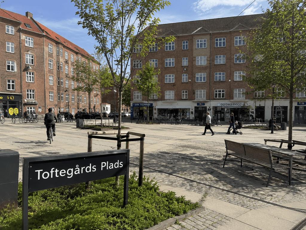 Toftegårds Plads i Valby med etageejendomme, butikker og åbent bymiljø