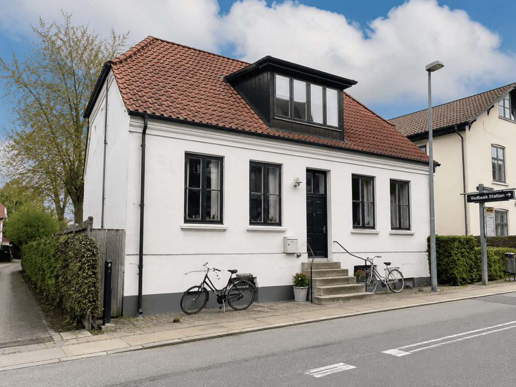 Ældre bolig tæt på Vedbæk Station med trapper og adgang fra gaden