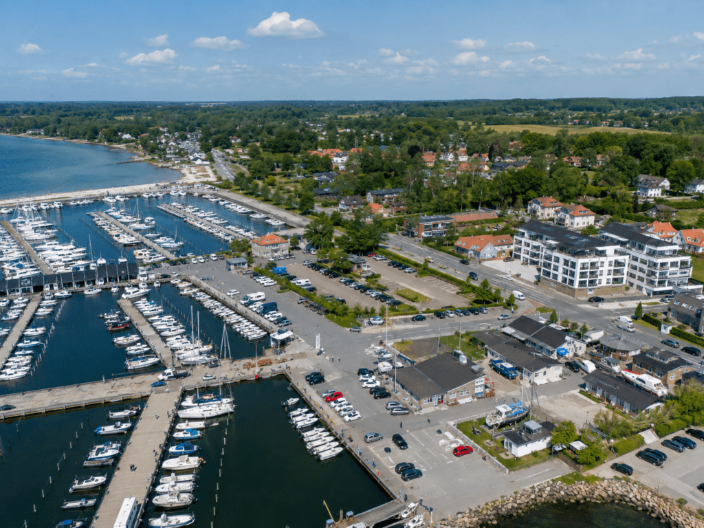 Rungsted Havn med marina, både, kystområde og boliger i Rungsted