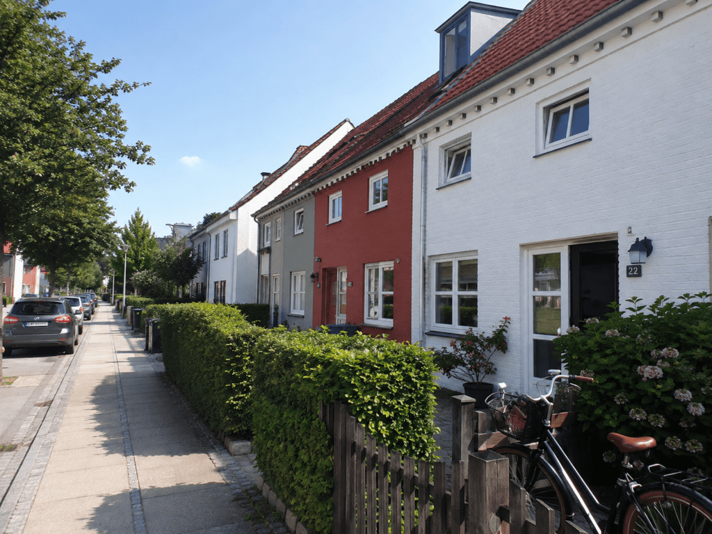 Havegang ved bolig i Rungsted med kælderadgang, flyttekasser og smal adgangsvej