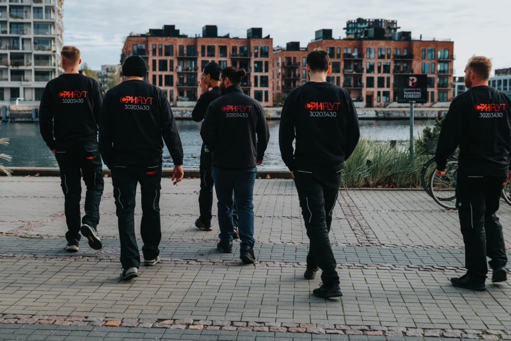 Flyttemænd fra CPHFLYT går langs havnefronten i København Titel: Mød flytteteamet hos CPHFLYT
