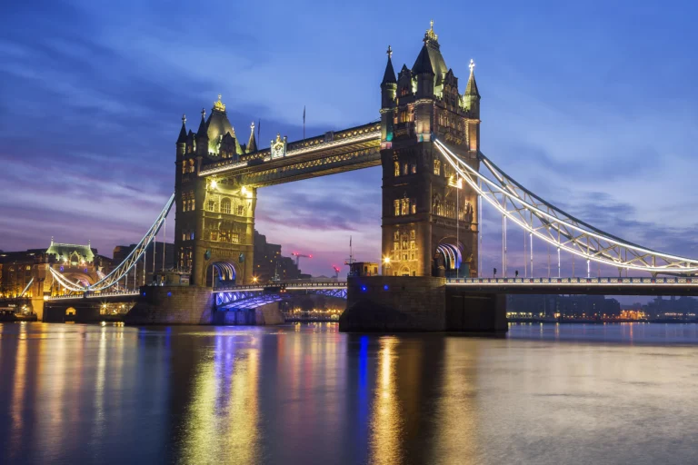 Tower Bridge i London – flytning mellem København og London