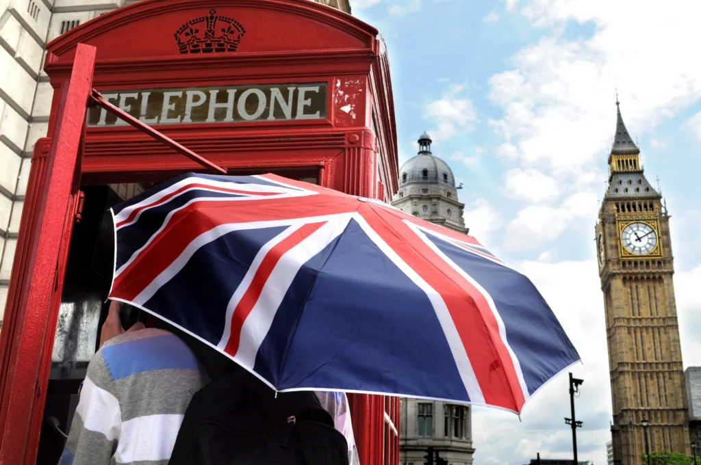 Flytning til London – person med paraply i Londons gader